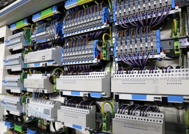 efficiënt elektrisch paneel dat de stroomverdeling regelt en een soepele werking garandeert.